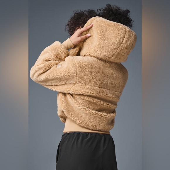 ALO Yoga Foxy Sherpa Jacket - Picture 9 of 11